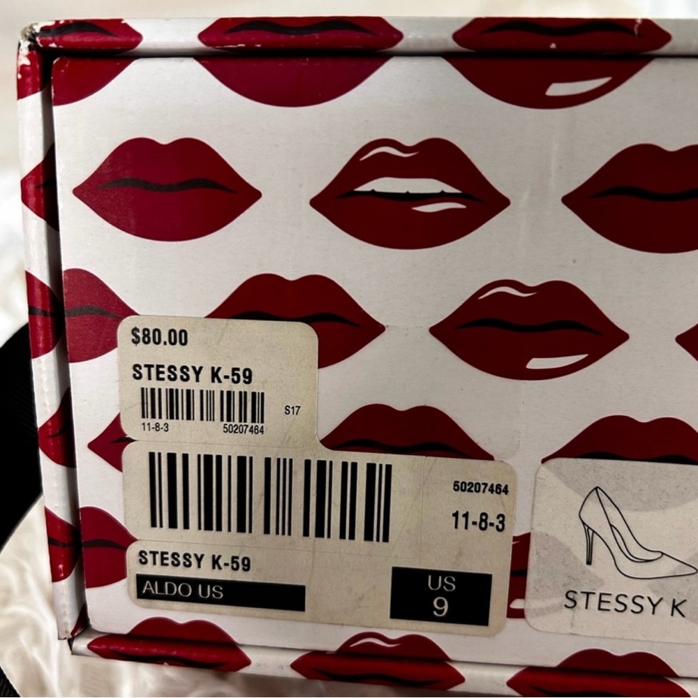 Aldo Red Lips Patterned Heels size 9, run 8.5 - Picture 4 of 7